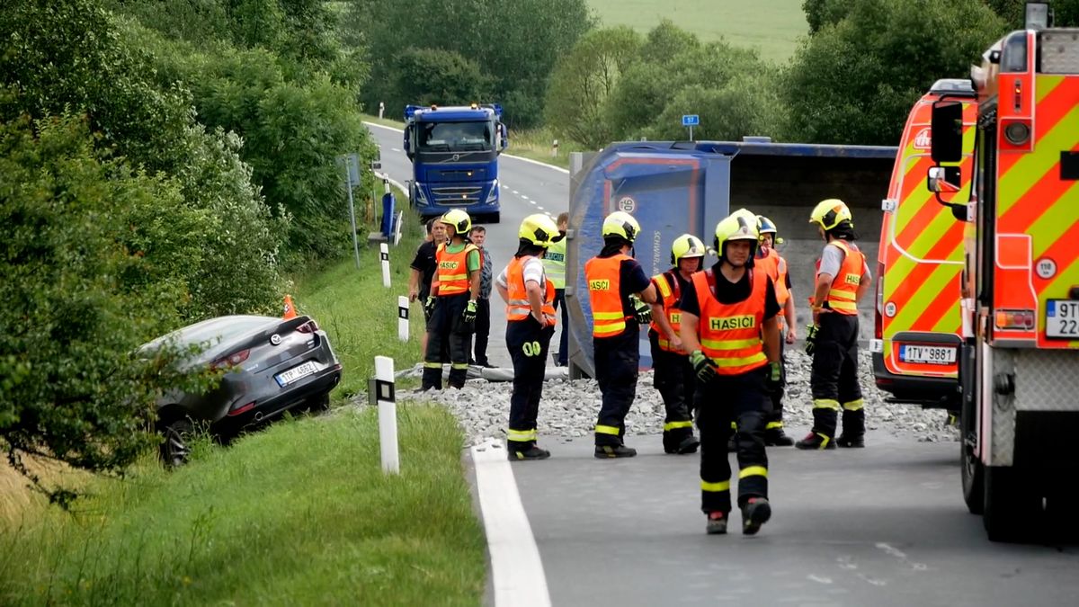 Motorkář nepřežil nehodu na Bruntálsku. V protisměru se střetl s nákladním autem